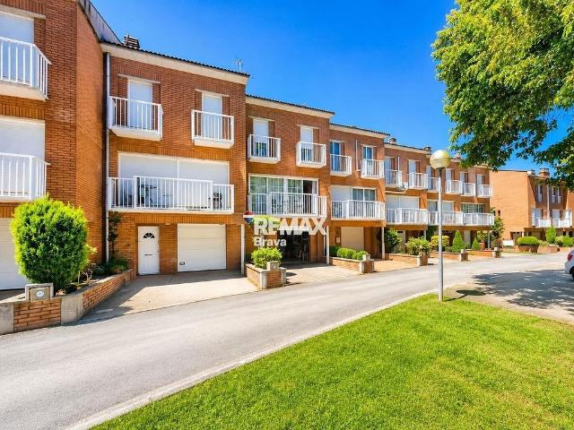 Casa adosada en venta en pasaje Haití, Olot, de 106 m² 3 habitaciones por 335.000