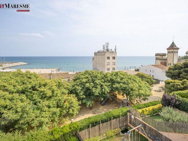 Casa adosada en venta en paseo Del Bellresguard, Masnou, de 247 m² 4 habitaciones por 795.000