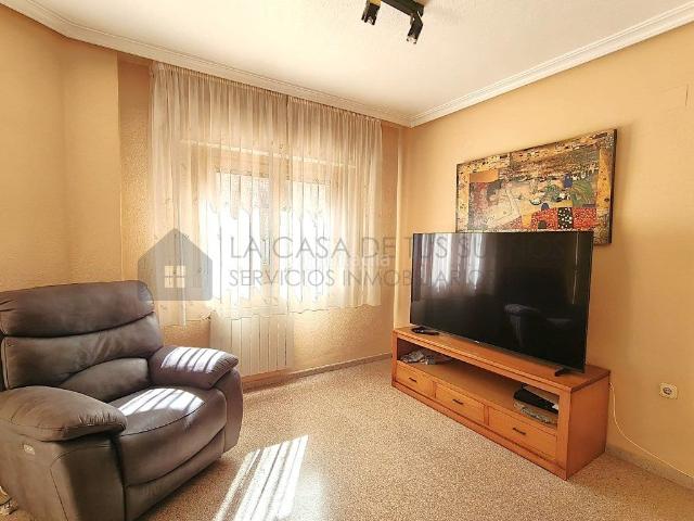 Casa adosada en venta en Petrer. FANTASTICO ADOSADO EN PETRER CON AMPLIO PATIO Y GARAJE. Casas adosadas.