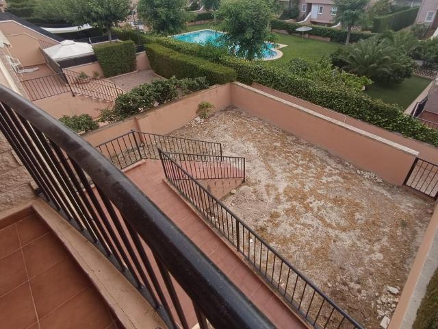 Casa adosada en venta en Petrer. SE VENDE BUNGALOW ADOSADO CON PISCINA, TERRAZA, JARDIN Y GRAN GARAJE. Casas adosadas.