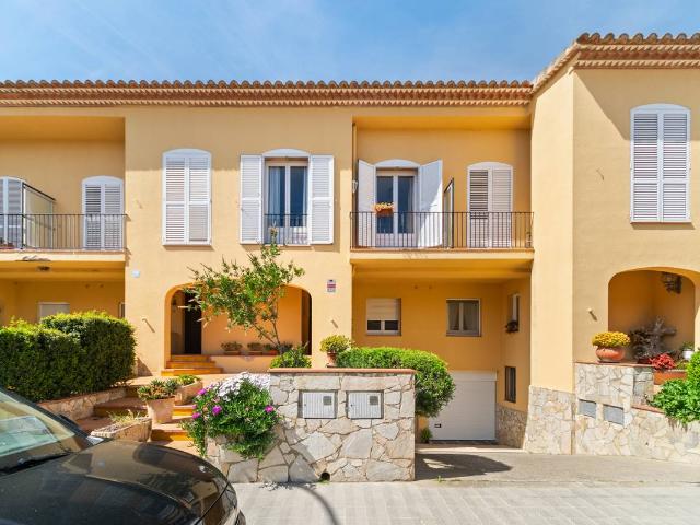 Casa adosada en Venta en Peralada