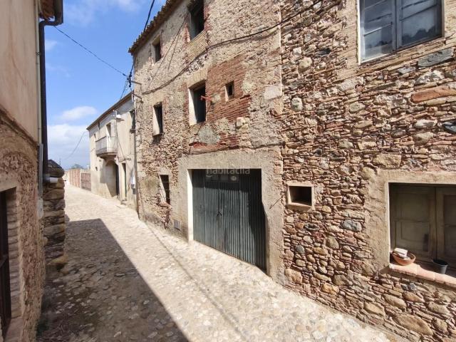 Casa adosada en venta en Peralada. Casa de pueblo con alma en Peralada. Casas adosadas.