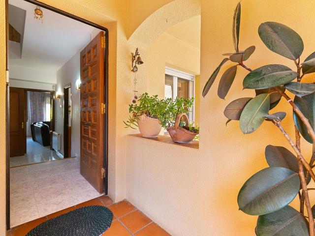 Casa adosada en venta en Peralada. Exclusiva vivienda unifamiliar en Peralada: amplitud, privacidad y calidad de vida en el corazón del Alt Empordà. Casas adosadas.