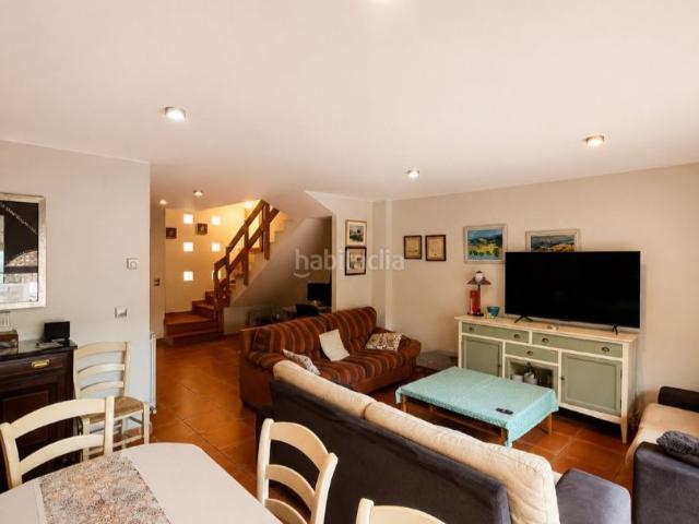 Casa adosada en venta en Perdiguera. Gran casa familiar con patio, barbacoa, terraza y 5 habitaciones a 20 min de Zaragoza. Casas adosadas.