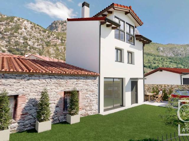 Casa adosada en Venta en Peñamellera Alta