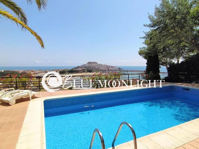 Casa adosada en venta en Peñíscola, Las Atalayas Urmi Cerro Mar. Villa de lujo con vistas panorámicas al mar y al Castillo de Peñíscola. Casas adosadas.