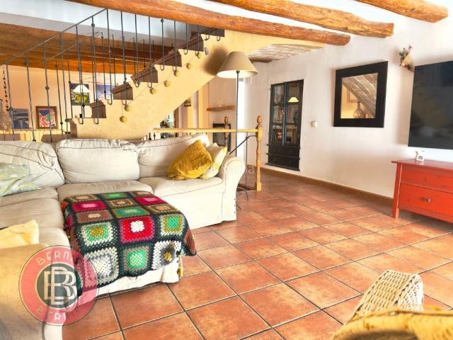 Casa adosada en venta en Piera. Casa de pueblo reformada con encanto en una de las zonas más tranquilas de Piera. Casas adosadas.