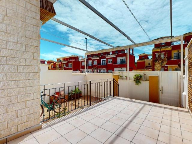 Casa adosada en venta en Pilar de la Horadada, El Mojón. Encantador dúplex con solárium a pocos minutos de la playa de las Higuericas Pilar de la Horadada. Casas adosadas Pilar de la.
