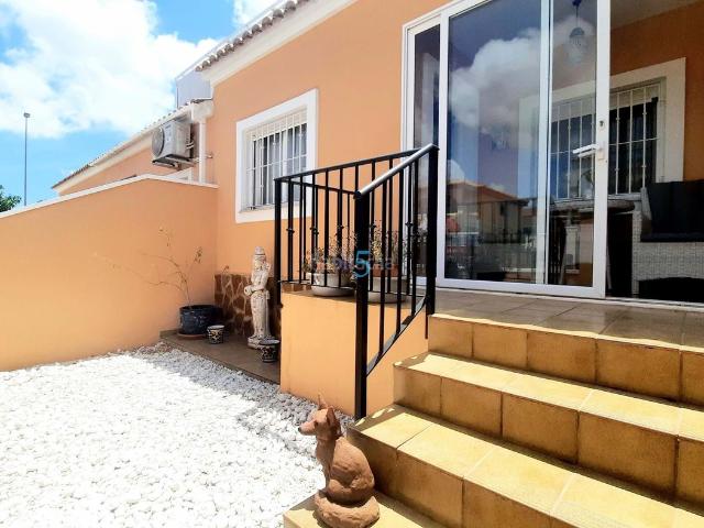 Casa adosada en venta en Pilar de la Horadada, El Pinar de Campoverde. Preferimos una casa adosada de 3 dormitorios y 2 baños orientada al sur en Pinar de Campoverde, con jardín, terraza.