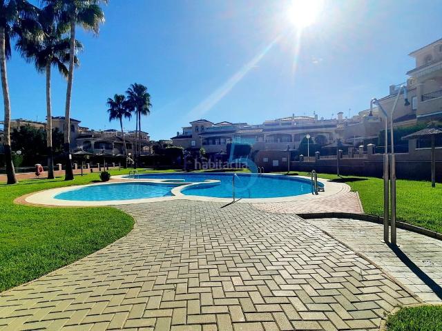 Casa adosada en venta en Pilar de la Horadada, Mil Palmeras. Fantástica casa de esquina de 2 dormitorios y 2 baños, jardín maduro, piscina común, solárium privado en una urbanización cerrada. Casas.