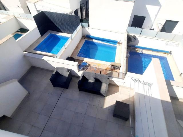 Casa adosada en venta en Pilar de la Horadada, Pilar de la Horadada Ciudad. Adosado de 3 dormitorios y 2 baños, varias terrazas, piscina privada y solárium en Pilar de la Horadada. Vendíamos.