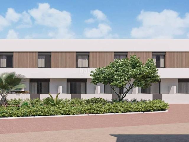 Casa adosada en venta en Pilar de la Horadada, Pilar de la Horadada Ciudad. Casa adosada de 3 dormitorios y 2 baños con piscina y jardín en Pilar de la Horadada. Casas adosadas Pilar de la.
