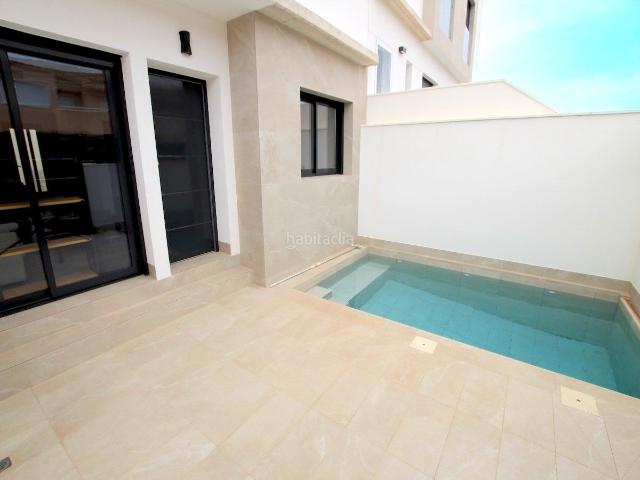 Casa adosada en venta en Pilar de la Horadada, Pilar de la Horadada Ciudad. Casa adosada moderna con piscina privada y terraza en la azotea!. Casas adosadas Pilar de la.