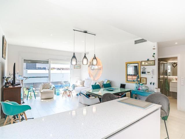 Casa adosada en venta en Pilar de la Horadada, Pilar de la Horadada Ciudad. Déjese seducir por el encanto de esta maravillosa villa de diseño en Pilar de la Horadada, donde comodidad, elegancia y.