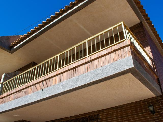 Casa adosada en venta en Pilar de la Horadada, Torre de la Horadada. Descubre esta vivienda semi adosada a solo 190 metros del atractivo mar, ideal para quienes valoran la amplitud y el potencial en.