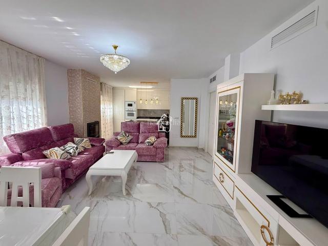 Casa adosada en venta en Pilar de la Horadada, Torre de la Horadada. Descubre este magnífico adosado situado en Torre de la Horadada, una de las zonas más demandadas de la Costa Blanca. Una vivienda.