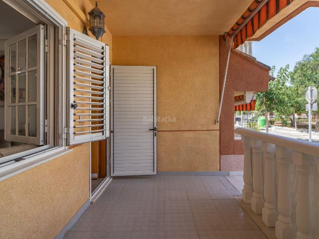 Casa adosada en venta en Pilar de la Horadada, Torre de la Horadada. Este elegante duacuteplex en La Torre de la Horadada, ubicado junto a la Playa de Rocamar y a escasa distancia de la Playa de las.