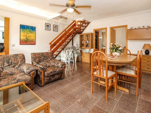 Casa adosada en venta en Pilar de la Horadada, Torre de la Horadada. REF MT580Casa adosada de 223 msup2 construidos, con 5 dormitorios y 2 bantildeos, con parcela de 150 msup2, jardiacuten privado de.
