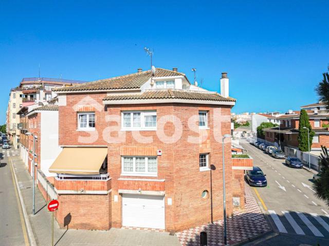 Casa adosada en venta en Pineda de Mar, Centre. Amplio adosado esquinero en el centro de Pineda de Mar, a pocos minutos de la playa. Casas adosadas Pineda de.