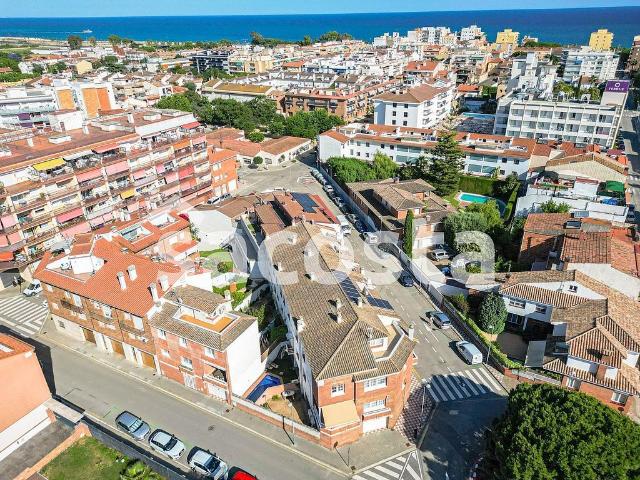 Casa adosada en venta en Pineda de Mar, de 187 m² 5 habitaciones por 545.500