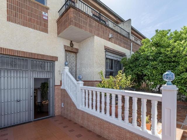 Casa adosada en venta en Pinos Puente. Casa adosada con cochera y patio en Pinos Puente. Casas adosadas Pinos.