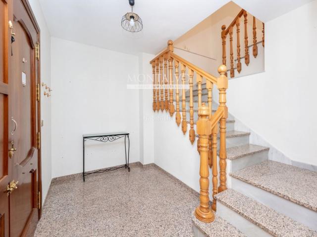 Casa adosada en venta en Pinos Puente. Casa unifamiliar de 226m2 con garaje, terrazas y buhardilla independiente. Casas adosadas Pinos.