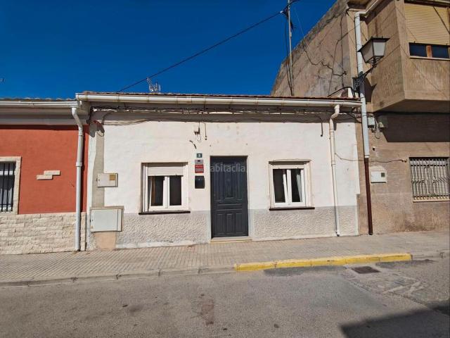 Casa adosada en venta en Pinoso. Casa adosada llena de carácter con casita, patio y vistas a la montaña en Pinoso. Casas adosadas.