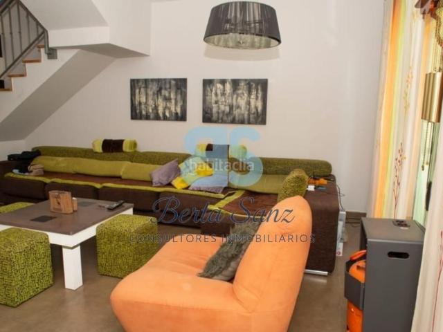 Casa adosada en venta en Pioz. Chalet de 4 dormitorios. Casas adosadas.