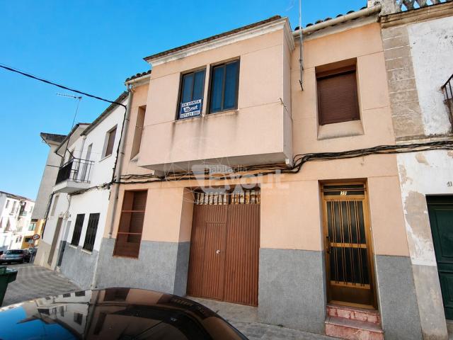 Casa adosada en venta en Plasencia, Centro Ciudad. Casa adosada de tres plantas en Cristo de las Batallas, Plasencia. Con 268m construidos y 205m2 útiles, garaje, bajo cubierta y 4. Casas adosadas.