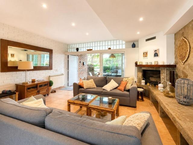 Casa adosada en venta en Platja d´Aro, Centre Platja Costa Brava. Vive a 2 minutos de la playa casa reformada con licencia turística, 5 dormitorios y parking doble en Platja dAro. Casas adosadas.