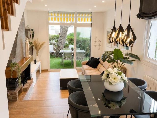 Casa adosada en venta en Platja d´Aro, Los Pinos Politur Costa Brava. CASA ADOSADA ESQUINERA CON LICENCIA TURÍSTICA EN PLATJA DARO ZONA POLITUR, A POCOS MINUTOS DE CALA ROVIRA. Casas adosadas Platja.