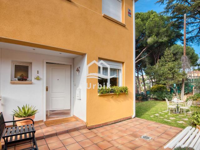 Casa adosada en venta en Platja d´Aro, Los Pinos Politur Costa Brava. con jardín privado. Casas adosadas Platja.