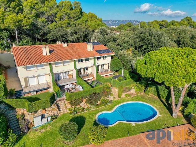 Casa adosada en venta en plaza De Pau Casals, Sant Feliu de Guíxols, de 140 m² 3 habitaciones por 498.000
