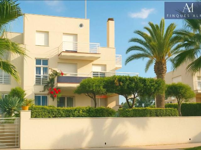 Casa adosada en Venta en Prat de Vilanova