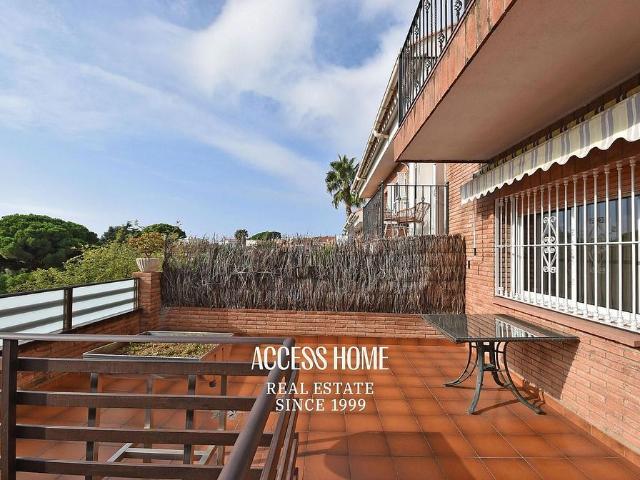 Casa adosada en venta en Premià de Dalt, de 258 m² 4 habitaciones por 547.000