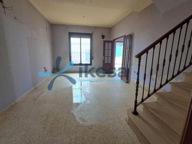 Casa adosada en venta en Puente Genil. Adosada en Puente Genil !. Próxima a la avenida de la estación. Casas adosadas Puente.