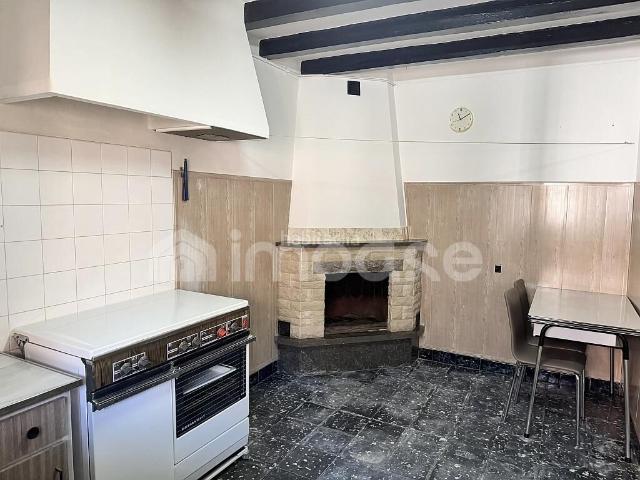 Casa adosada en venta en Puig reig. Casa de pueblo con patio, garaje y dos baños en el centro de Puigreig. Casas adosadas.