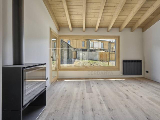 Casa adosada en venta en Puigcerdà Pirineos. Casa Esquinera de Obra Nueva en Vilallobent. Casas adosadas.