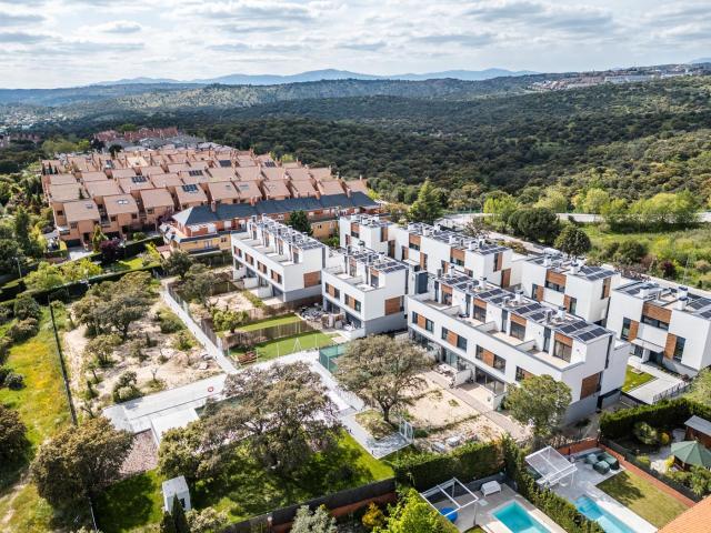 Casa adosada en venta en Rozas de Madrid Las, Las Matas Peñascales. ^ADOSADO A ESTRENAR EN LAS ROZAS DE MADRID EFICIENCIA ENERGÉTICA, DISEÑO MODERNO Y MÁXIMO CONFORT^ Te presentamos este.