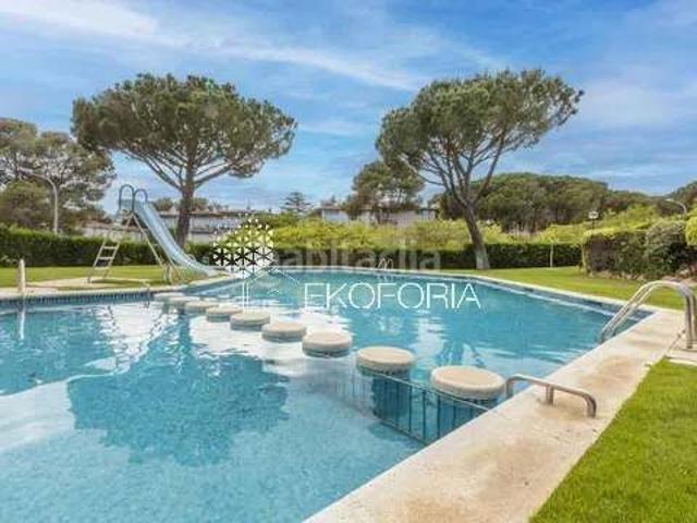 Casa adosada en venta en Rocafort. Magnífica casa adosada con jardín privado y garaje en Rocafort. Casas adosadas.