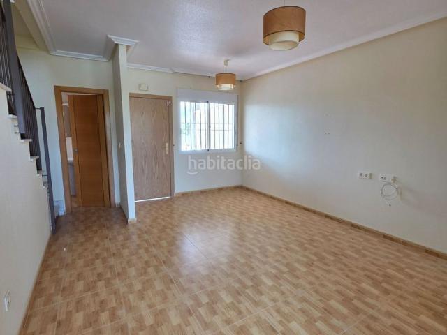 Casa adosada en venta en Rojales. Casa de tres dormitorios en la prestigiosa zona de DoñaPepa, Ciudad Quesada. Aparcamiento, patio privado, terrazas, solárium, tras. Casas adosadas.