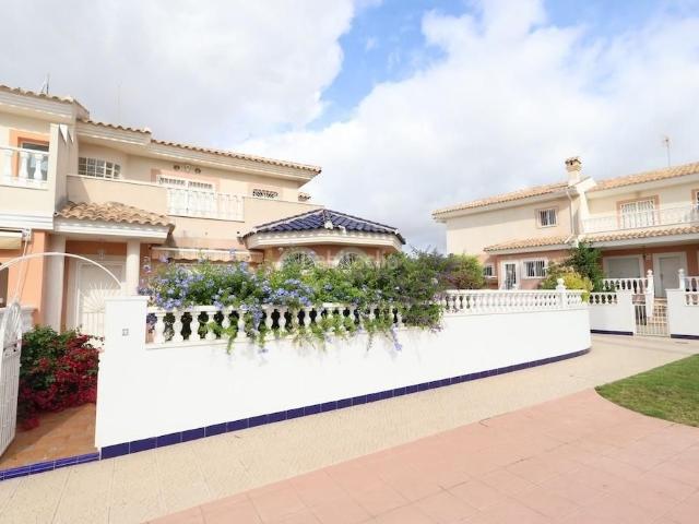 Casa adosada en venta en Rojales, Doña Pepa. Ciudad Quesada Adosado en esquina frente a piscina comunitaria. Casas adosadas.