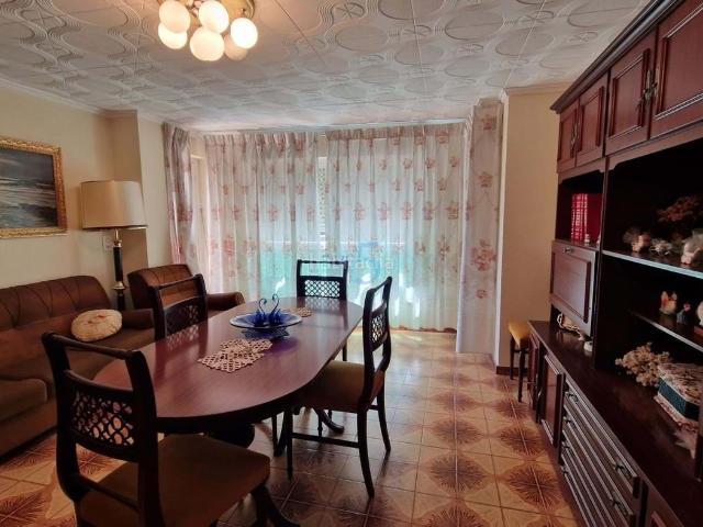 Casa adosada en venta en Rojales. Esta gran casa tradicional española se encuentra en el corazón de Rojales, ofreciendo 5 habitaciones dobles, 2 baños completos, un. Casas adosadas.
