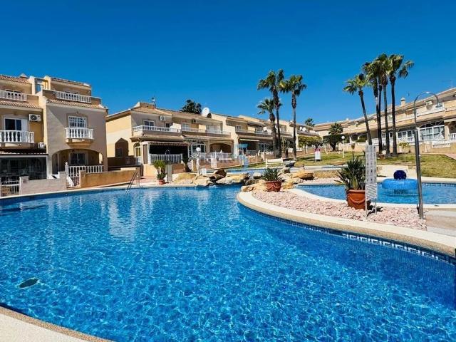 Casa adosada en venta en Rojales. Esta hermosa casa adosada en la terraza está situada en una comunidad pintoresca y bien cuidada, que ofrece varias piscinas exclus. Casas adosadas.
