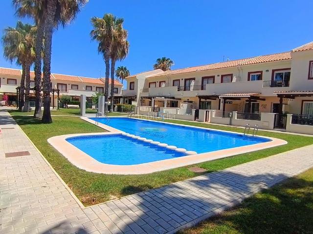 Casa adosada en venta en Rojales. Fantástica casa adosada de 3 habitaciones con acceso directo a la piscina y preciosas vistas a la piscina en un complejo cerrado. Casas adosadas.