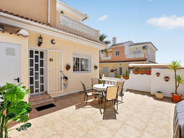Casa adosada en venta en Rojales. Fiesta II Conjunto Paz, Luminoso adosado en esquina con vistas a la piscina y orientación sur en Ciudad Quesada. Casas adosadas.