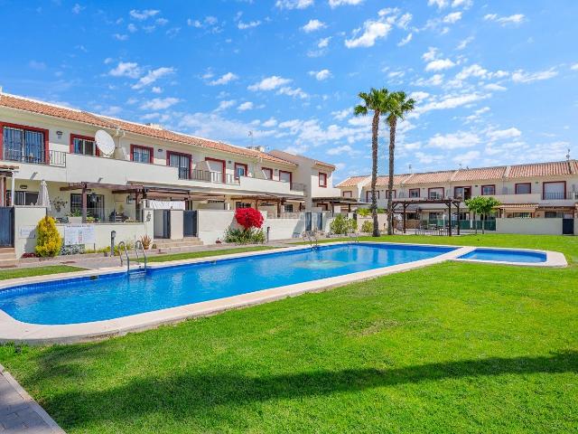 Casa adosada en venta en Rojales. HERMOSA CASA ADOSADA DE 3 HABITACIONES CON VISTAS A LA PISCINA EN CIUDAD QUESADA Situada en una ubicacioacuten fantaacutestica en. Casas adosadas.