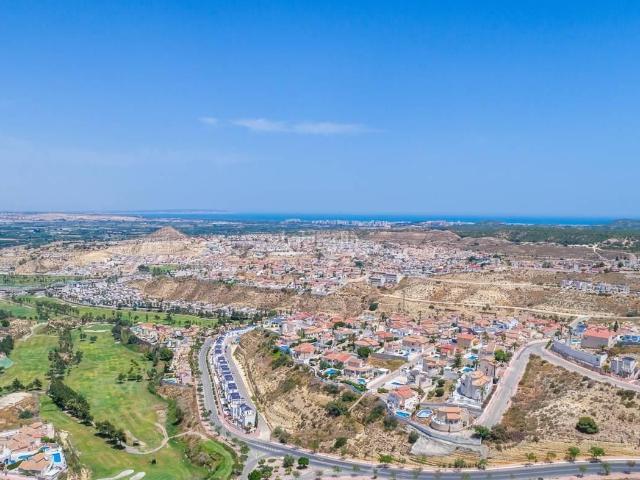 Casa adosada en venta en Rojales. Inversion Estrategia en Doña Pepa Vivienda en esquina. Casas adosadas.