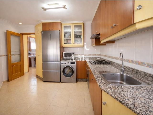 Casa adosada en venta en Rojales. SE VENDEDescubre esta fantástica vivienda de 3 habitaciones y 2 baños, situada en pleno centro de Rojales, con todos los servicios. Casas adosadas.