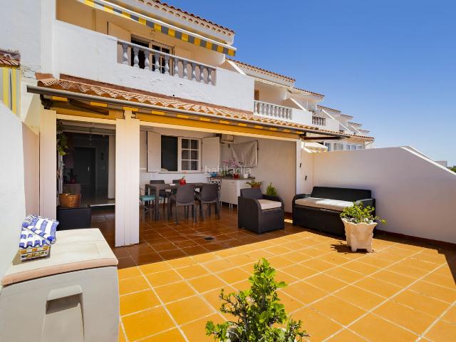 Casa adosada en venta en Rosario El, Radazul. Chalet adosado familiar en Radazul Alto con jardín, terrazas, garaje y vistas panorámicas al mar en residencial privado con piscin. Casas adosadas.